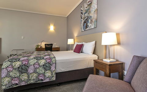 Coachmans Inn Warwick - Tourism Caloundra 1