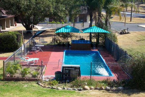 Colonial Inn Motel - Tourism Caloundra 0