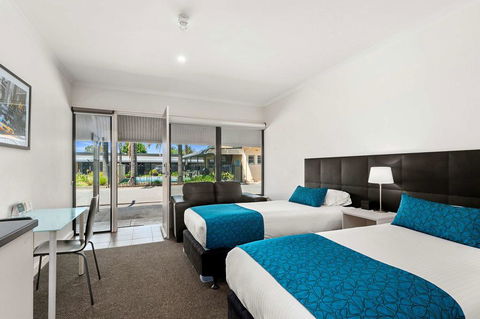 Comfort Inn & Suites Manhattan - Tourism Caloundra 3