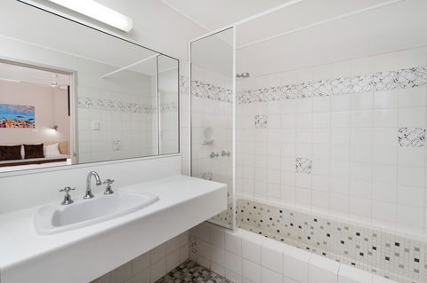 Comfort Inn Cairns City - Tourism Caloundra 2