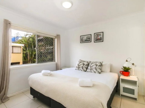 Contemporary 2 Bedroom Beachfront Apartment - Tourism Caloundra 2