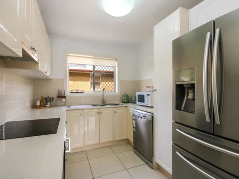 Contemporary 2 Bedroom Beachfront Apartment - Tourism Caloundra 1