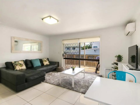 Contemporary 2 Bedroom Beachfront Apartment - Tourism Caloundra 0
