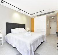 Contemporary brand new central located studio - Tourism Caloundra