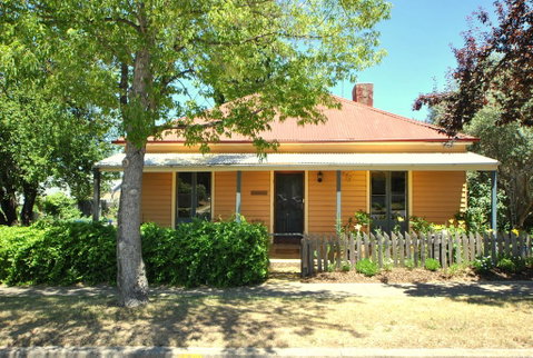 Cooma Cottage - Tourism Caloundra 0