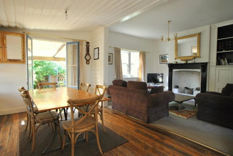 Cooma Cottage - Tourism Caloundra 1