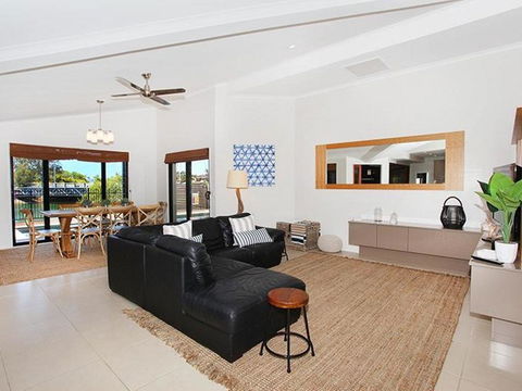 Coorumbong 16 - 5 BDRM Canal Home With Pool - Tourism Caloundra 2