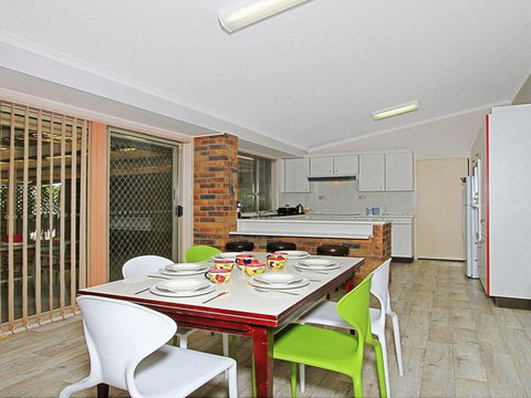 Corner Haven - Family Retreat With Outdoor Living - Tourism Caloundra 2