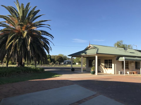 Country Gardens Motor Inn - Tourism Caloundra 0