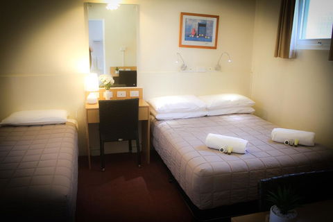 Cowra Motor Inn - Tourism Caloundra 2