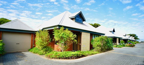 Cowrie Chalet - Tourism Caloundra 0