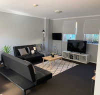 Cozy 3BR Townhouse in Liverpool CBD with parking - Tourism Caloundra