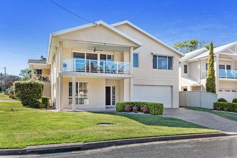 Danalene Parade, 1/25 - Tourism Caloundra 0