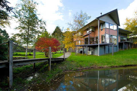 Daylesford Lake Villa 1 - Tourism Caloundra 0
