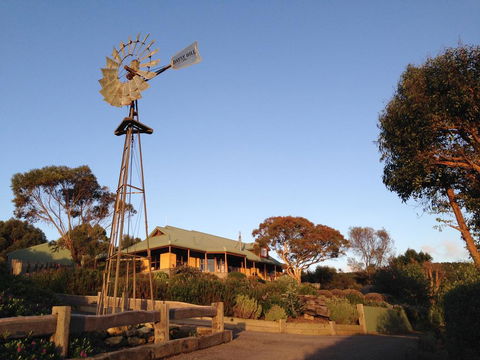 Daysy Hill Country Cottages - Tourism Caloundra 0