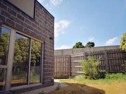 Delicate And Peaceful Bundoora Townhouse 10-R1 - Tourism Caloundra 1