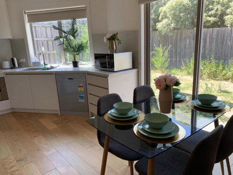 Delicate And Peaceful Bundoora Townhouse 11-R2 - Tourism Caloundra 2