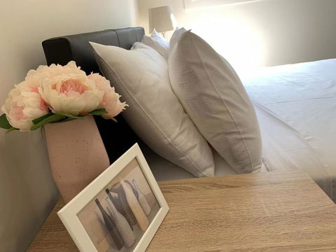Delicate Bedroom In Bentleigh East - Tourism Caloundra 0