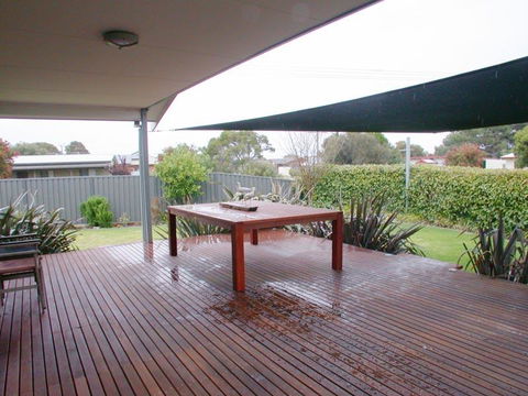 Do Drop Inn - Tourism Caloundra 3