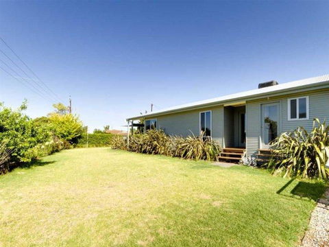 Do Drop Inn - Tourism Caloundra 1