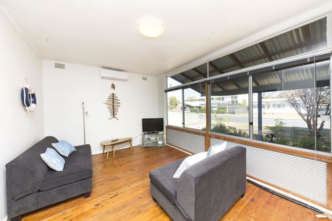 DOUGLAS COTTAGE FORSTER - Tourism Caloundra 1