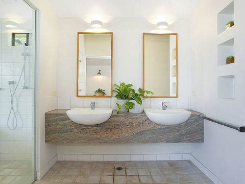 EAST COAST ESCAPES - Lighthouse Studio - Tourism Caloundra 3