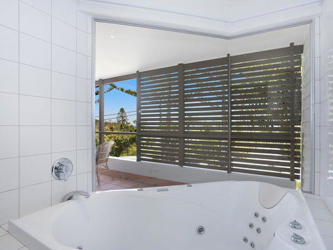 EAST COAST ESCAPES - Lighthouse Studio - Tourism Caloundra 2