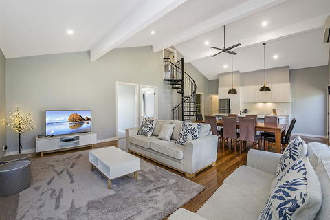 East Tempy - House & Bungalow - Tourism Caloundra 0