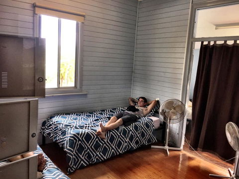 Emu's Beach Resort - Tourism Caloundra 1