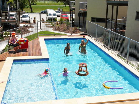Emu's Beach Resort - Tourism Caloundra 0