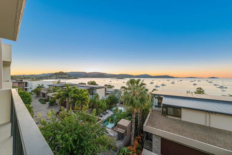 Executive On Whisper Bay - Cannonvale - Tourism Caloundra 2