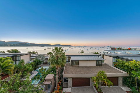 Executive On Whisper Bay - Cannonvale - Tourism Caloundra 3