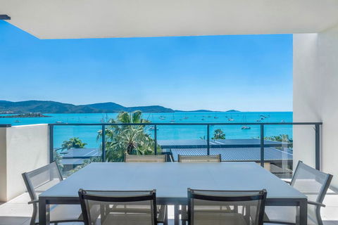 Executive On Whisper Bay - Cannonvale - Tourism Caloundra 0