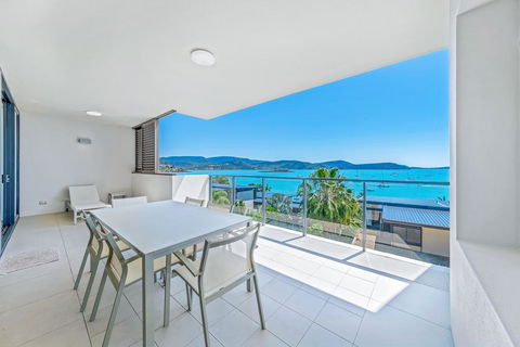 Executive On Whisper Bay - Cannonvale - Tourism Caloundra 1