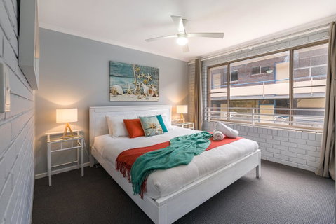 Family, Romance, Fun On Kings Beach - Tourism Caloundra 3