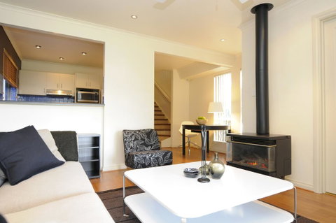 Feathers Serviced Townhouse - Tourism Caloundra 1