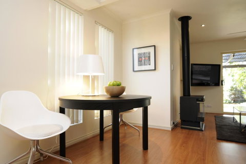 Feathers Serviced Townhouse - Tourism Caloundra 2