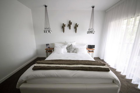 Feathertop Winery - Tourism Caloundra 0