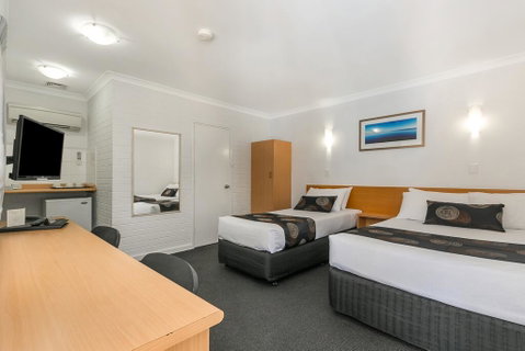 Flag Motor Lodge - Tourism Caloundra 1