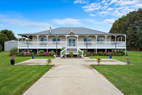 GALBRAITH BEACH STUDIO 2 - Tourism Caloundra 1