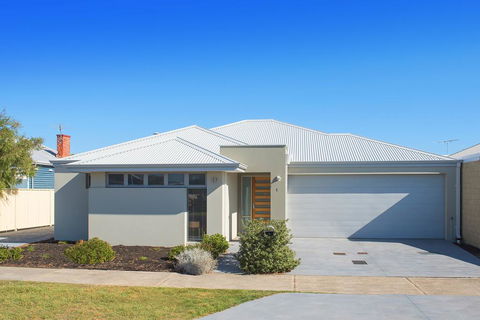 GALE HOUSE - Tourism Caloundra 0