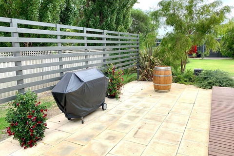 Gale Street Retreat Busselton - Tourism Caloundra 0