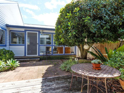 Garden Cottage - Tourism Caloundra 1