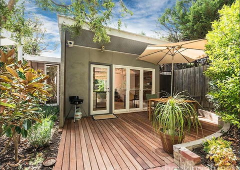 Garden Cottage St Kilda - Tourism Caloundra 0