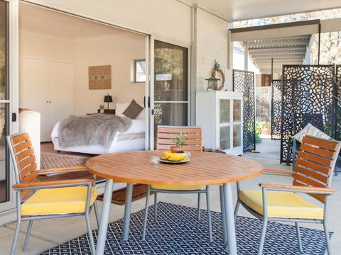 Gartelmann Studio @ Gartelmanns Wines Walk To The Deck Cafe + Wine Tasting - Tourism Caloundra 0