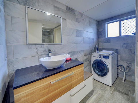 GCHM Beachside Getaway With Netflix & Wi-Fi - Tourism Caloundra 3