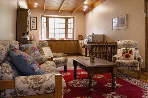 Gellibrand River Gallery Accommodation - Tourism Caloundra 3