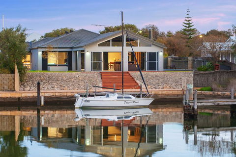 Geographe House - Tourism Caloundra 0