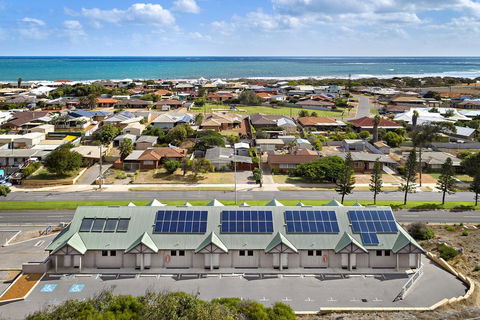 Geraldton Motor Inn - Tourism Caloundra 1