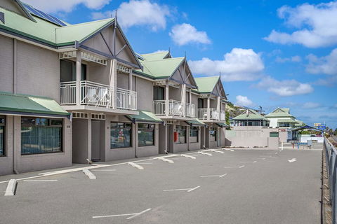 Geraldton Motor Inn - Tourism Caloundra 0